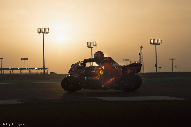Danilo Petrucci, a Ducati Teamrounds versenyzője tesztel a katari pályán 2020. február 24-én