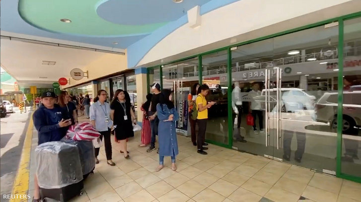 Biztonsági őr zárja el a Greenhills bevásárlóközpont bejáratát San Juanban a túszejtés miatt