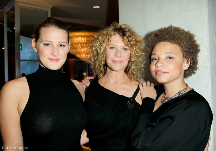 Középen Cate Capshaw, Steven Spielberg felesége, mellette lányai, jobbra Mikaela, balra Destry Allyn Spielberg