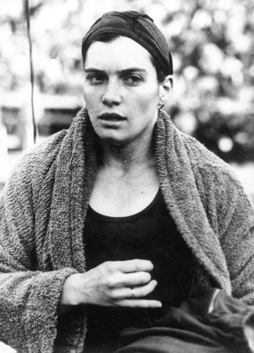 Székely Éva, a 200 méteres mellúszás olimpiai bajnoka a győzelem után 1952-ben a helsinki olimpián.