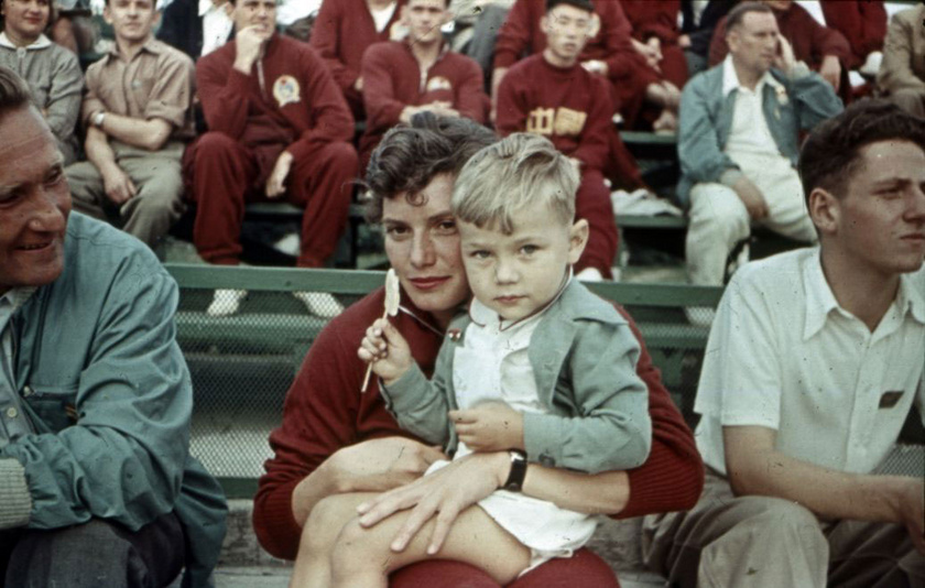 Balra Sárosi Imre mesteredző, mellette egy kisfiúval Székely Éva 1953-ban a Hajós Alfréd Nemzeti Sportuszodában rendezett XII. Főiskolai Világbajnokságon.