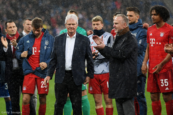 Karl-Heinz Rummenigge és Dietmar Hopp (középen) a játékosokkal együtt tapsolnak a közönségnek a Hoffenheim - Bayern München mérkőzés után Sinsheimban 2020. február 29-én