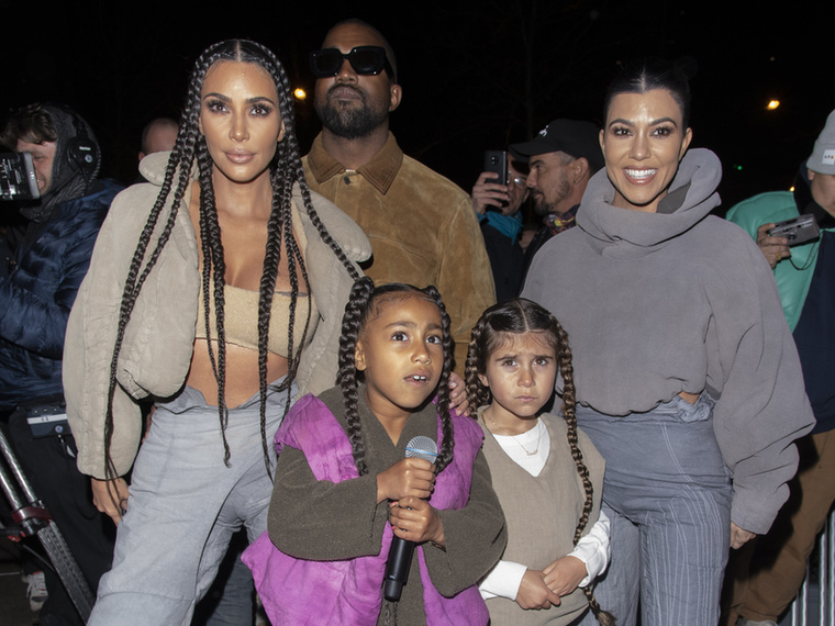 A Kardashian-hölgyek ugyan a szemüket nem védték meg a kamerák okozta fény veszélyétől, azonban mind a felnőttek, mind a gyerekek susogós nadrágot öltöttek