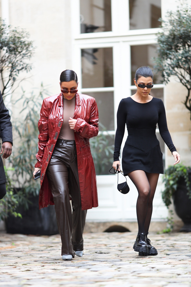 Elstartolt a párizsi divathét, ahol a Kardashian-klán néhány tagjának is jelenése volt, Kanye West ugyanis bemutatta legújabb ruhakollekcióját