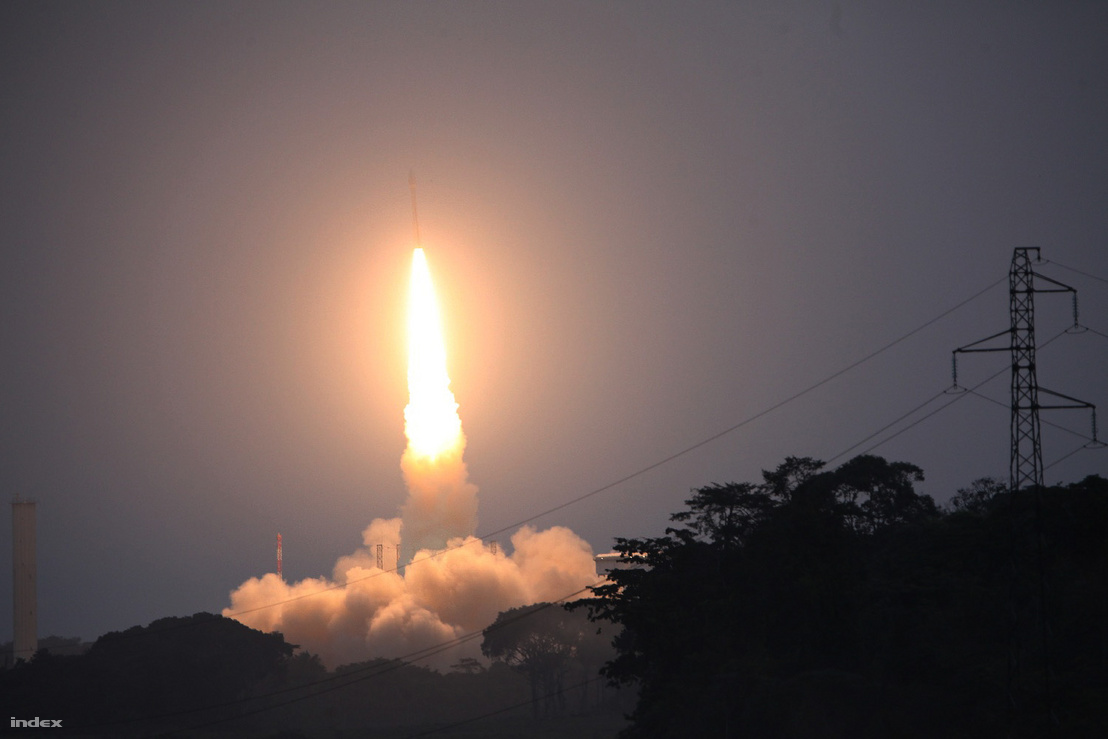 Az Európai Űrügynökség (ESA) első Vega hordozórakétája útjára indul a francia-guyanai Kourou-ban lévő Guayanai Űrközpont startállásáról a fedélzetén több kisműholddal, köztük az első magyar műholddal, a Masat-1-gyel