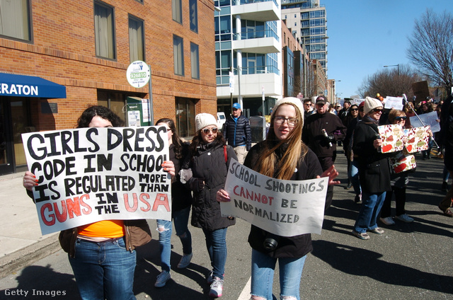 Philadelphiai diákok tiltakoznak az ellen, hogy a dress code lányokra vonatkozó része szigorúbb, mint Amerika fegyvertartási törvényei