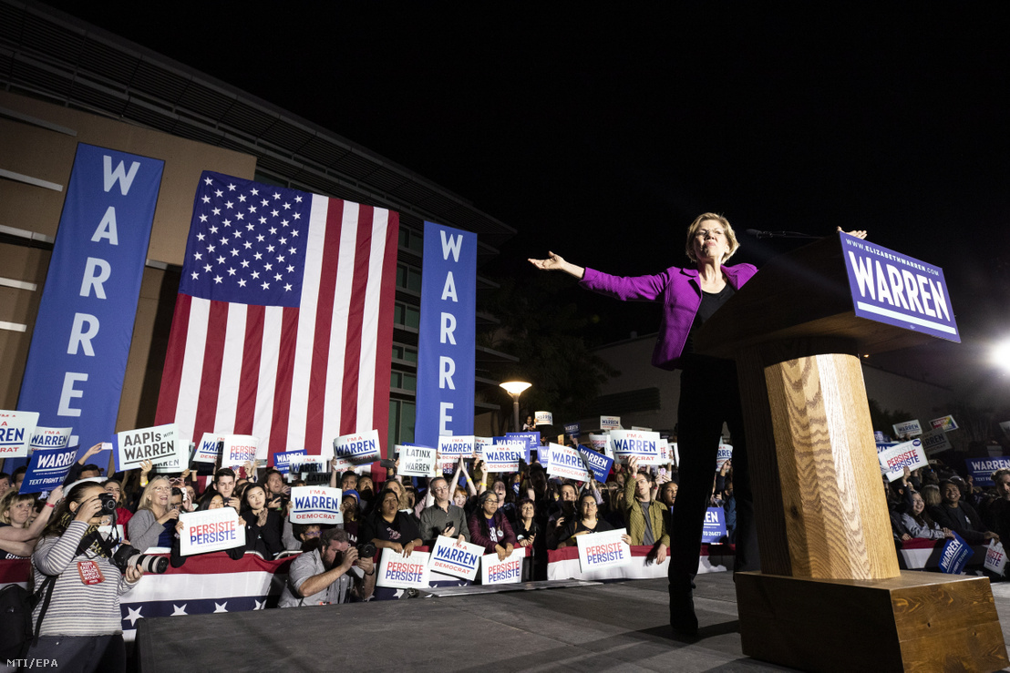 Elizabeth Warren massachusettsi szenátor a kaliforniai Monterey Parkban 2020. március 2-án