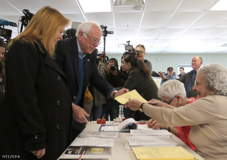 A Demokrata Párt elnökjelöltségére pályázó Bernie Sanders vermonti független szenátor a felesége Jane társaságában átveszi szavazólapját a Demokrata Párt vermonti elválasztásán Burlingtonben 2020. március 3-án