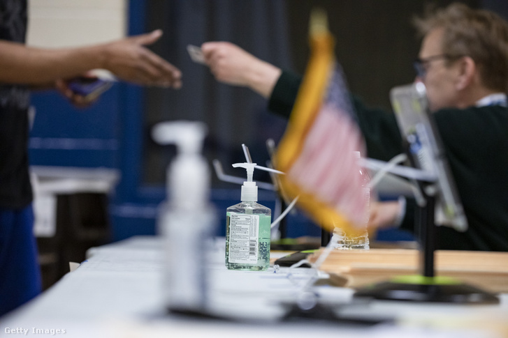 Kézfertőtlenítő az asztalon az egyik a szavazókörben a virginiai Herndonban