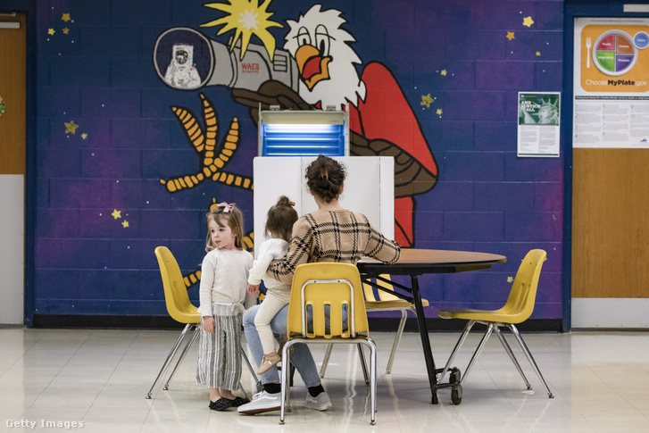 Szavazók egy általános iskolában található szavazókörben Herndonban, Virginia államban