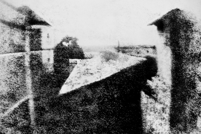 Az első fennmaradt fényképet 1827-ben készítette Joseph Nicéphore Niépce a dolgozószobája ablakából, héliográfiás technológiával, expozíciós ideje pedig nyolcórás volt.