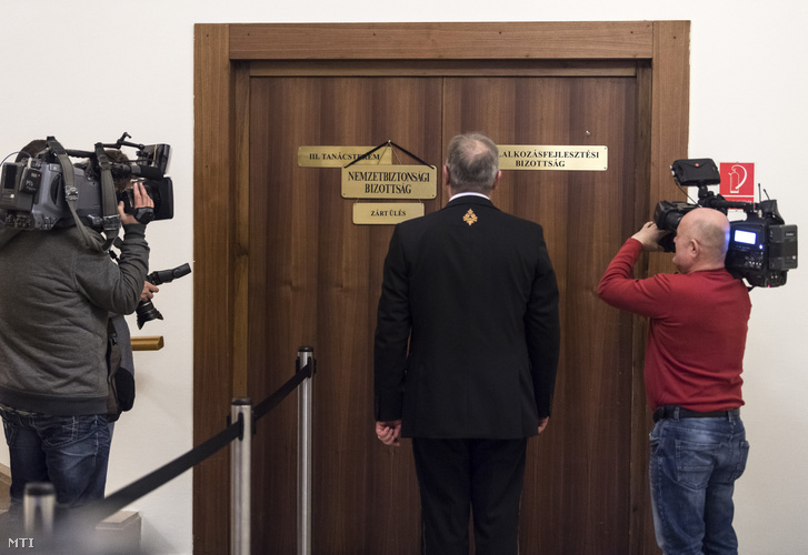 „Zárt ülés” feliratú tábla az Országgyűlés nemzetbiztonsági bizottsága ülésének helyet adó tanácsterem ajtaján az Országgyűlés Irodaházában 2018. március 20-án.