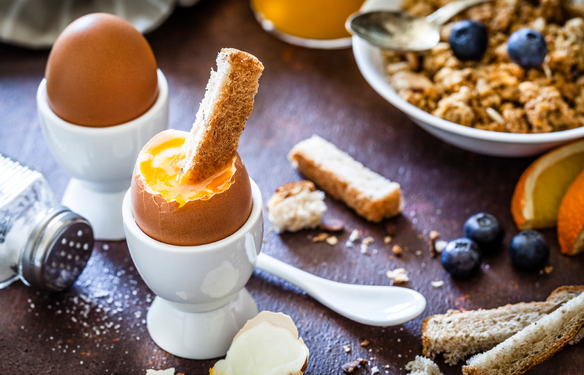 A tojás a legjobb szuperélelmiszerünk, hiszen majdnem az összes vitamint és ásványi anyagot tartalmazza, B-vitamin-tartalma az idegrendszert védi, a benne levő cink a hormonrendszert, az ómega-3 zsírsav és a szelén a memóriát.
