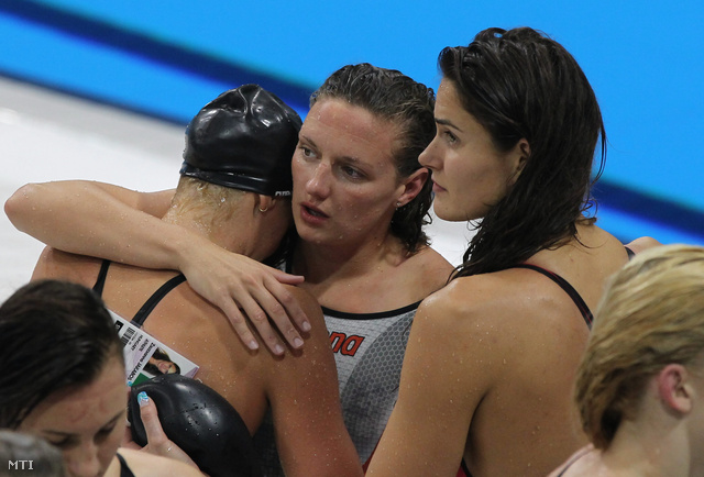 A magyar váltó tagjai: Verrasztó Evelyn, Hosszú Katinka és Jakabos Zsuzsanna (b-j, a szintén velük úszó Mutina Ágnes hiányzik a képről) a női 4x200 méteres gyorsváltó versenyszámának előfutama után.