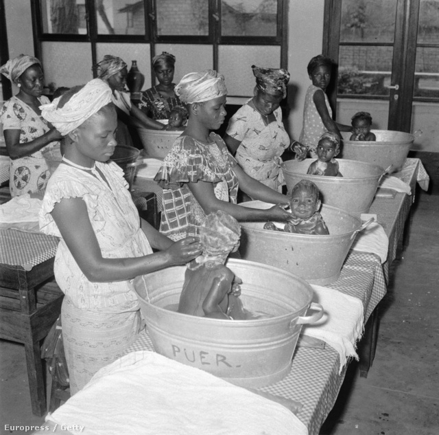 Gyermekfürdetés Leopoldvilleben 1957 körül