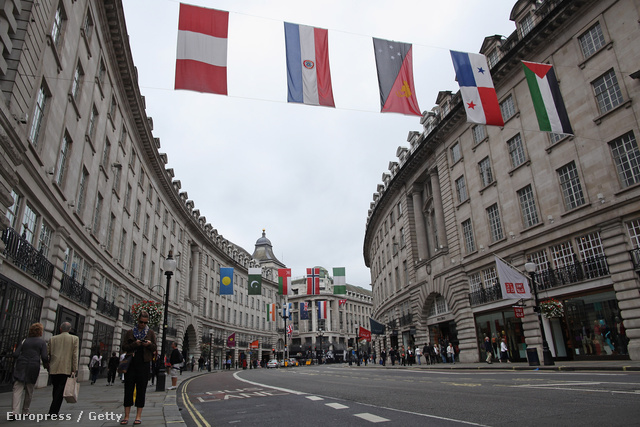 Szokatlanul kevés ember London bevásárlóutcáján, a Regent Streeten július 31-én