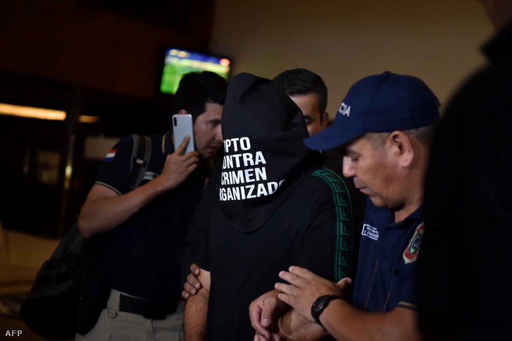 A paraguayi rendőrök letartóztatták Ronaldinhót és testvérét a Hotel Yacht és Golf Klubban 2020. március 4-én Asunciónban.