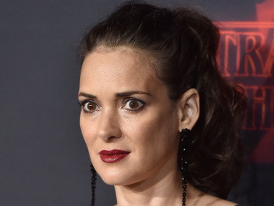 Ön szerint is úgy néz ki Winona Ryder, mint akinek félig sikerült letörölnie az arcáról a halloweeni sminket?