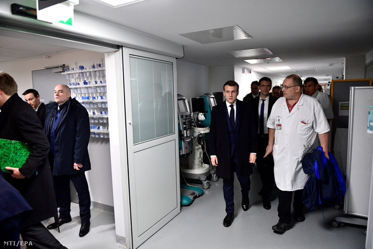 Emmanuel Macron francia elnök (k) meglátogatja a Pitie-Salpetriere kórházat Párizsban 2020. február 27-én. Ebben a kórházban halt meg a tüdőgyulladást okozó új koronavírus első francia áldozata