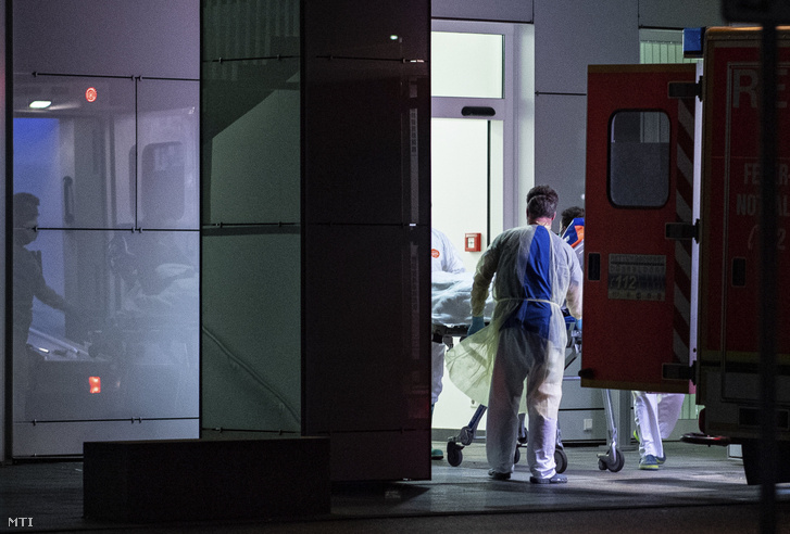 Beteggel érkeznek mentősök a Düsseldorfi Egyetemi Kórház fertőző osztályára