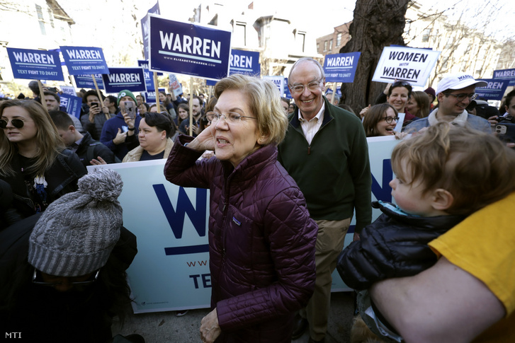 A Demokrata Párt elnökjelöltségére pályázó Elizabeth Warren massachussettsi szenátor támogatókkal találkozik férje Bruce Mann társaságában miután leadta szavazatát a Demokrata Párt massachussettsi előválasztásán Cambridge-ben 2020. március 3-án