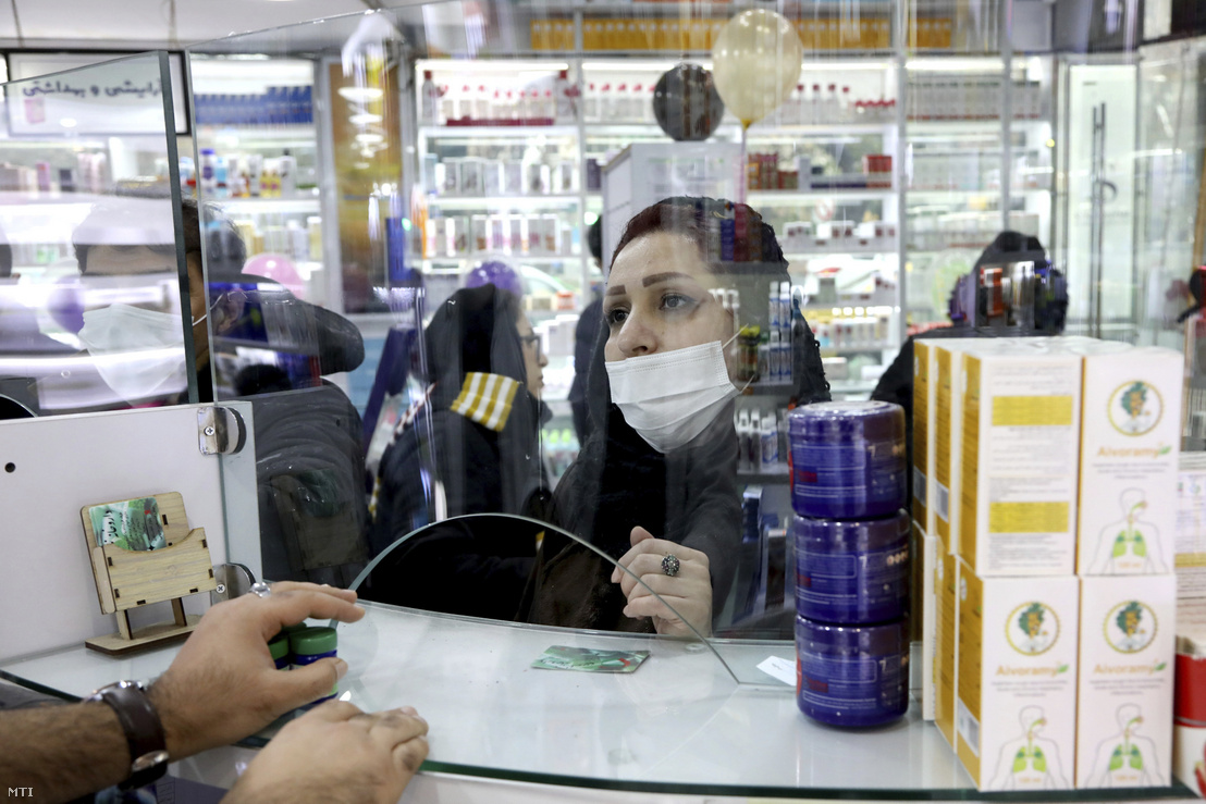 Védőmaszkot viselő vásárló egy teheráni gyógyszertárban 2020. február 25-én. Kínán kívül eddig Iránban haltak meg a legtöbben a tüdőgyulladást okozó új koronavírustól legkevesebb tizenhatan. A bizonyítottan a koronavírustól fertőzöttek száma egy nap alatt 35-tel 95-re emelkedett a fertőzésgyanús esetek száma mintegy 900.