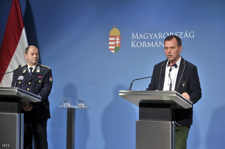 Head of the government's coronavirus task force Tibor Lakatos (l) and János Szlávik (r) of the Central Hospital of Southern Pest at a press conference on 4 March 2020.