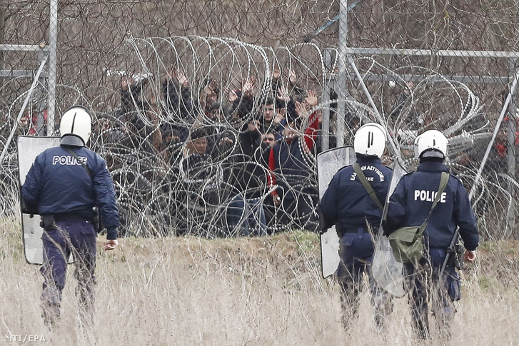 Görög rohamrendőrök védik a görög-török határt a török oldalon gyülekező illegális bevándorlók ellen Kasztanieszben 2020. március 4-én