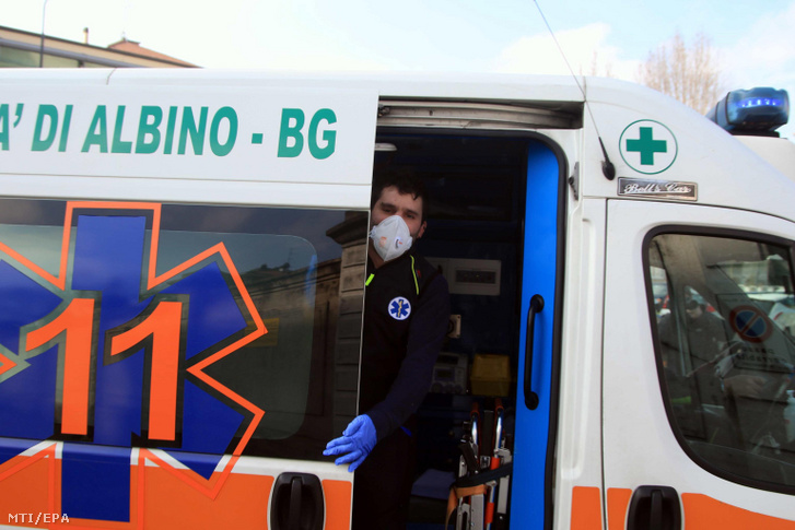 Mentőautóval szállítanak a kórházba egy beteget, aki megfertőződött a koronavírussal Milánóban 2020. március 6-án.
