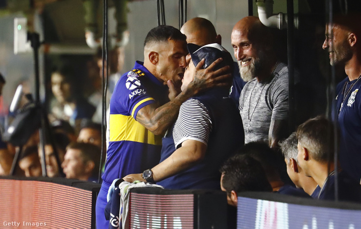 Carlos Tévez szájon csókolta Diego Maradonát a Boca Juniors–Gimnasia-meccs előtt