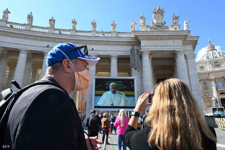 Ferenc Pápa mai beszéde kivetítőn a Szent Márk téren