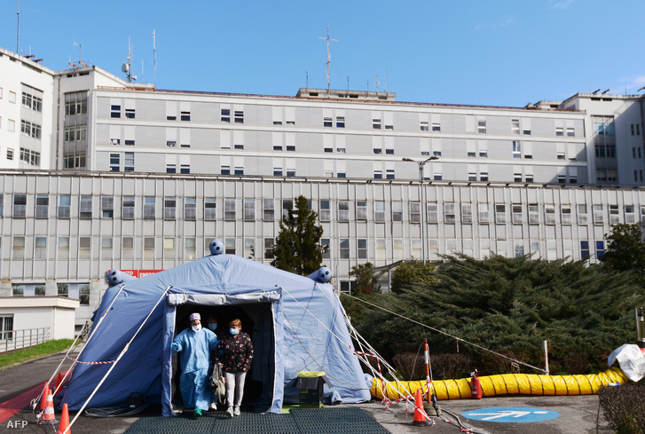 Egy nő elhagyja az előkészítő orvosi sátrakat egy észak-olaszországi kórház előtt 2020. március 4-én