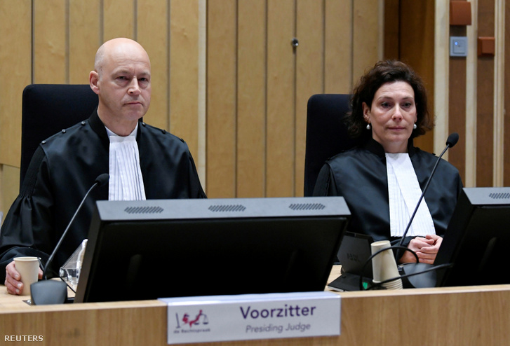 Hendrik Steenhuis és Heleen Kerstens-Fockens bírók az Ukrajna felett lelőtt maláj utasszállító repülőgép ügyének tárgyalásán 2020. március 9-én Schipolban.