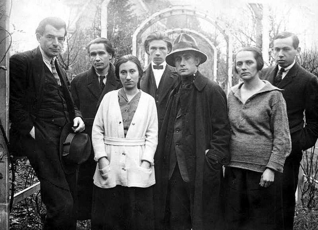 A bécsi Ma munkatársai 1922-ben: Bortnyik Sándor, Uitz Béla, Ujvári Erzsi, Simon Andor, Kassák Lajos, Simon Jolán, Barta Sándor