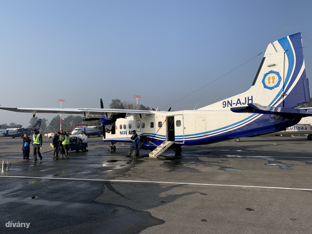 Várakozás a Tribhuvan nemzetközi repülőtéren, Katmanduban