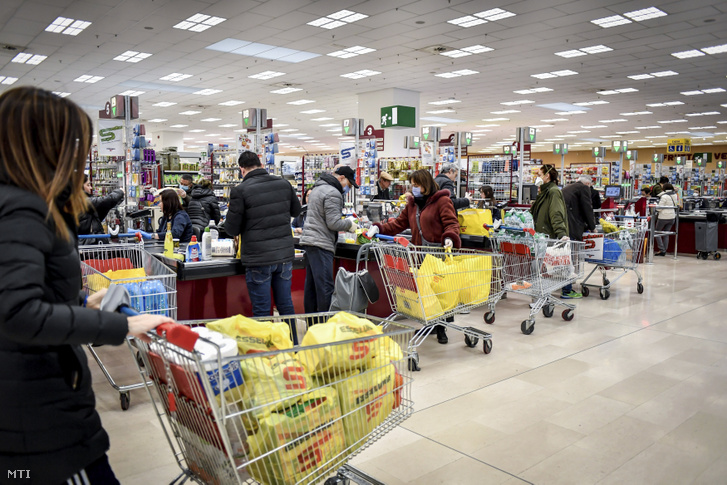 Vásárlók egy ABC-áruházban Lombardia székhelyén Milánóban 2020. március 8-án.