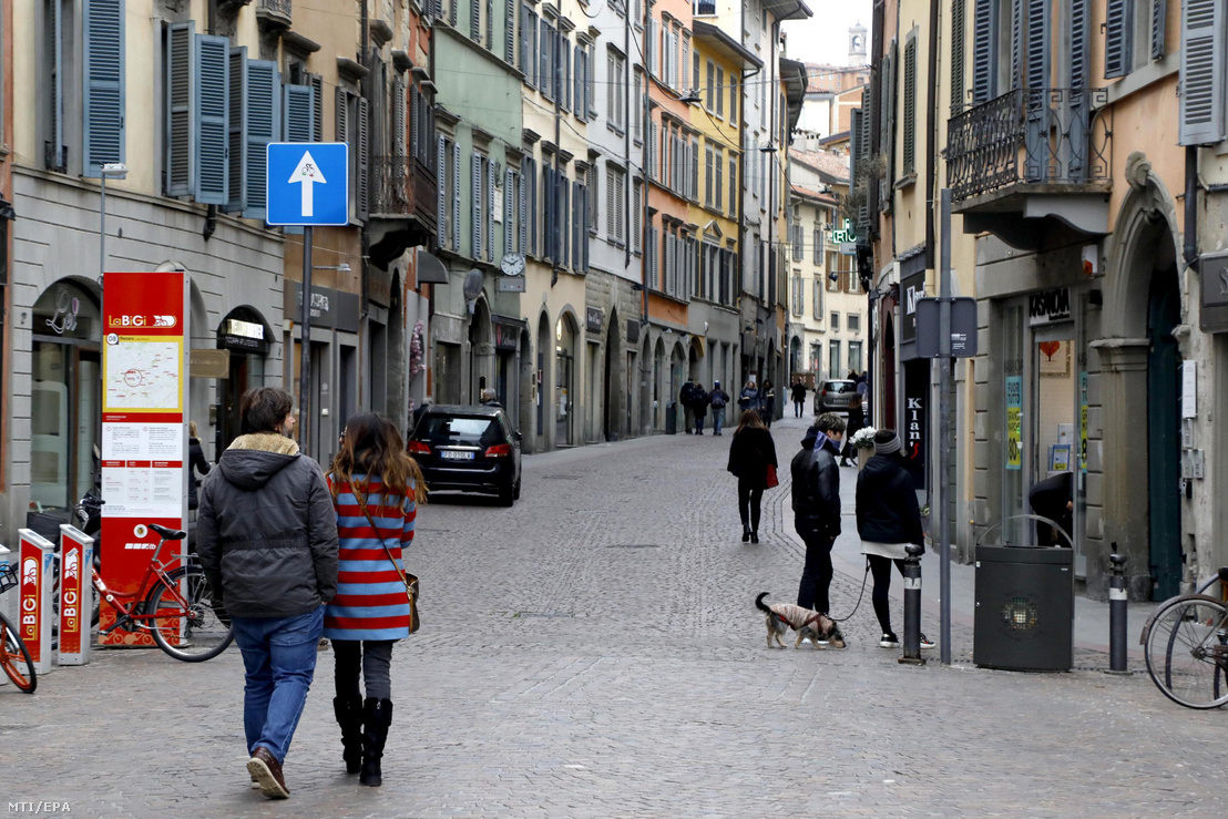 Kevés a járókelő Alzano Lombardóban 2020. március 5-én.