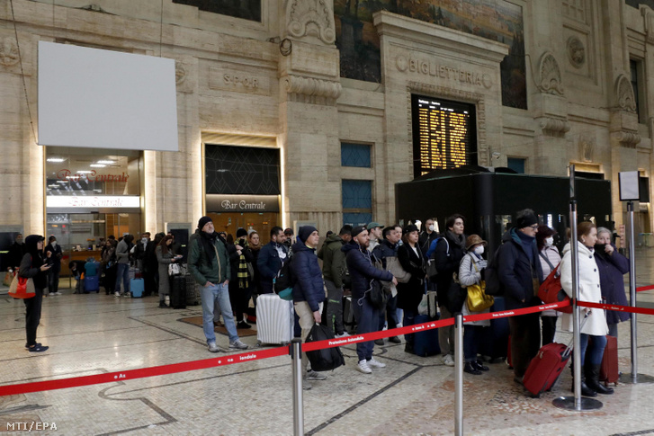 A Milánóból távozni kívánó utasok ellenőrzéshez állnak sorban Lombardia pályaudvarán 2020. március 9-én.
