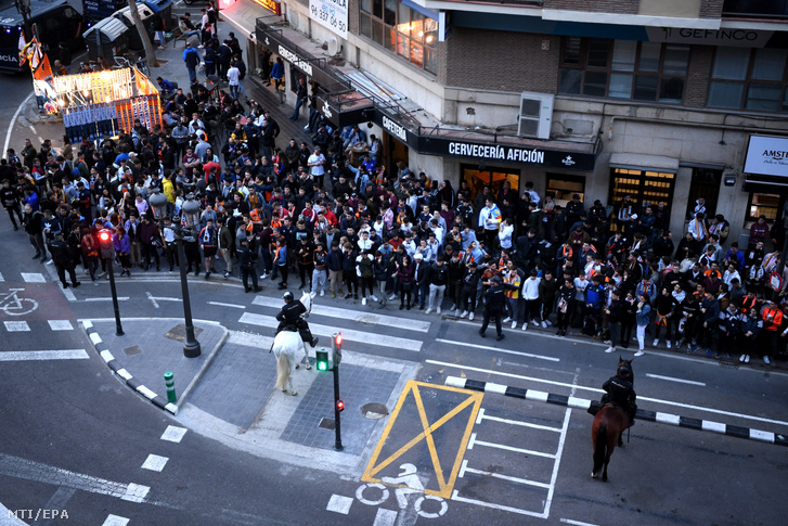Drukkerek a valenciai utcákon a keddi, zárt kapus Valencia-Atalanta-futballmeccs előtt