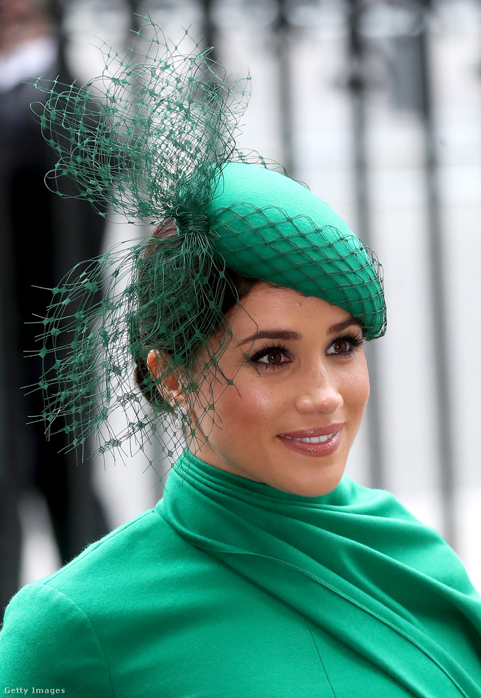 Meghan hercegné egy tipikus brit kalapot viselt a fején.