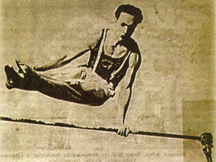 Levegőben a bajnok - akrobatikus képességeit akrobataként is kihasználta. Forrás: Nemzeti Sport 2017. 254. szám / Arcanum adatbázis