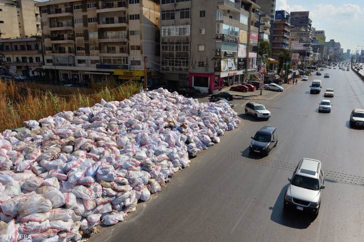 2016. szeptember 18-án közreadott kép a Bejrút keleti részét borító hulladékhalomról
