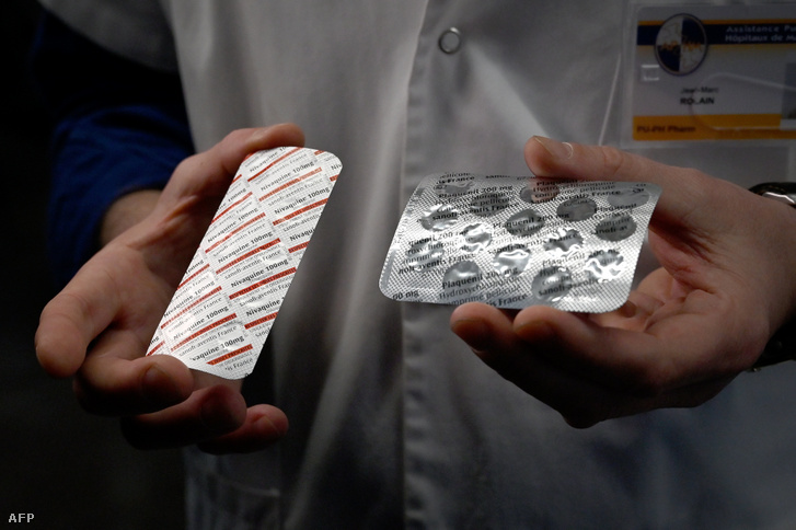 Egy marseille-i fertőző betegségekkel foglalkozó intézet mutat klorokin tartalmú gyógyszereket 2020 február 26-án.