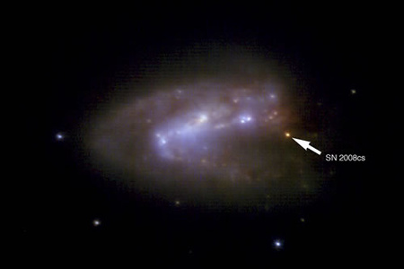 Infravörös felvétel az IRAS 171138-1017 galaxisról - az újonnan felfedezett szupernóvát nyíl jelzi. (E. Kankare et al, T. Rector (Alaszkai Egyetem), Gemini Obszervatórium, NASA)