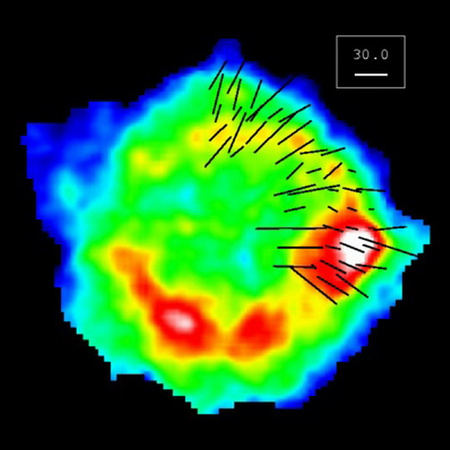 L. Dunne és kollégái szubmilliéteres felvétele a szupernóva-maradványról. A fekete vonalak most is a polarizáció mértékét jelzik. A jobb felső sarokban lévő hosszúságegység a polarizáció fokának 30%-os értékét jelzi.