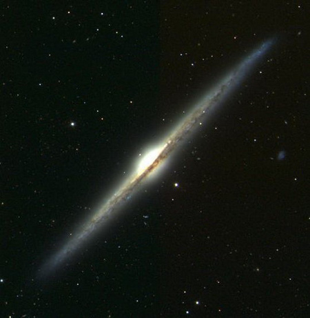 B. Menard és munkatársai vizsgálatai alapján a galaxisok többségéből jelentős mennyiségű por juthat ki az intergalaktikus térbe; a távoli kvazárok fényének vörösödését vizsgálva ez az élükről látszó spirálgalaxisok (mint a képen látható NGC 4565) esetében figyelhető meg legjobban (Sloan Digital Sky Survey).
