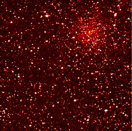 Az NGC 6791 nyílthalmaz mintegy 13 ezer fényév távolságban található (a kép jobb felső sarkában).