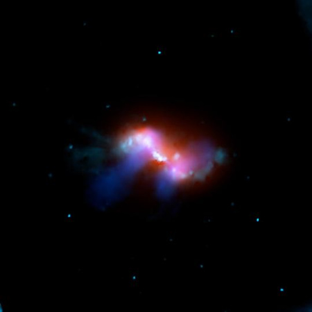 A 3C 305 galaxisról különböző hullámhossztartományokban készült felvételekből előállított montázs. A vörös szín a röntgensugárzást, a kék pedig a kétszeresen ionozált oxigén 500,7 nm-es látható tartománybeli tiltott vonalán mérhető intenzitáseloszlást kódolja, ezért a galaxis teljes optikai képe nem is jelenik meg. A rádiósugárzás intenzitáseloszlását a sötétkék szín adja.