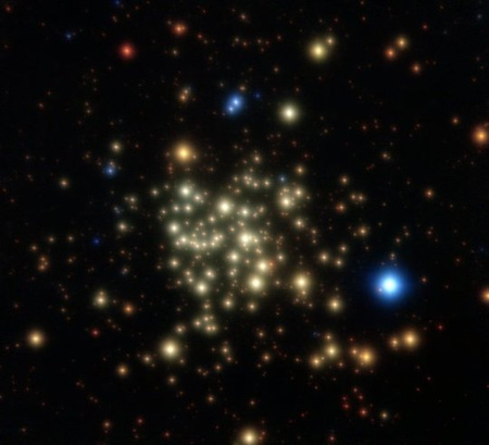 Az ESO VLT távcsőrendszerén működő NACO adaptív optikás műszerrel rögzített infravörös felvételek (J, H és K szűrők) alapján számítógéppel előállított kép az Arches-halmazról. A látómező mérete 28 ívmásodperc. A csillagok képe egy fényes magból és az azt körülölelő diffúz halvány halóból tevődik össze, ami tipikus adaptív optikás felvételek esetén. A haló a csillag sugárzása azon részének a leképeződése, amit a földi légkör hatásait ellentételezni hivatott rendszer nem tudott teljesen korrigálni.