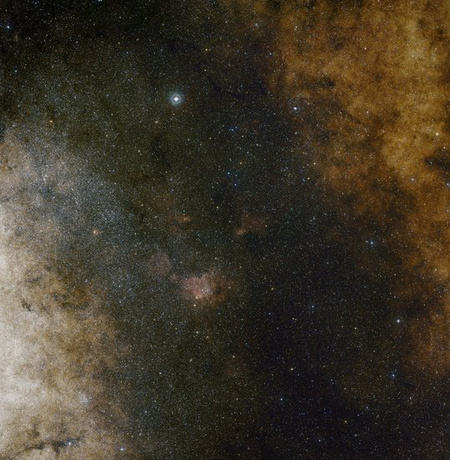 A Tejútrendszer centruma az DSS2 felmérés optikai felvételén. Az Arches halmaz pozíciója a kép közepén van, de csillagai vastag porfelhők takarásában rejtőznek. A fényes csillag a kép felső részén a 3 Sagittarii, míg a baloldalon lent látható csillaghalmaz az NGC 6451.